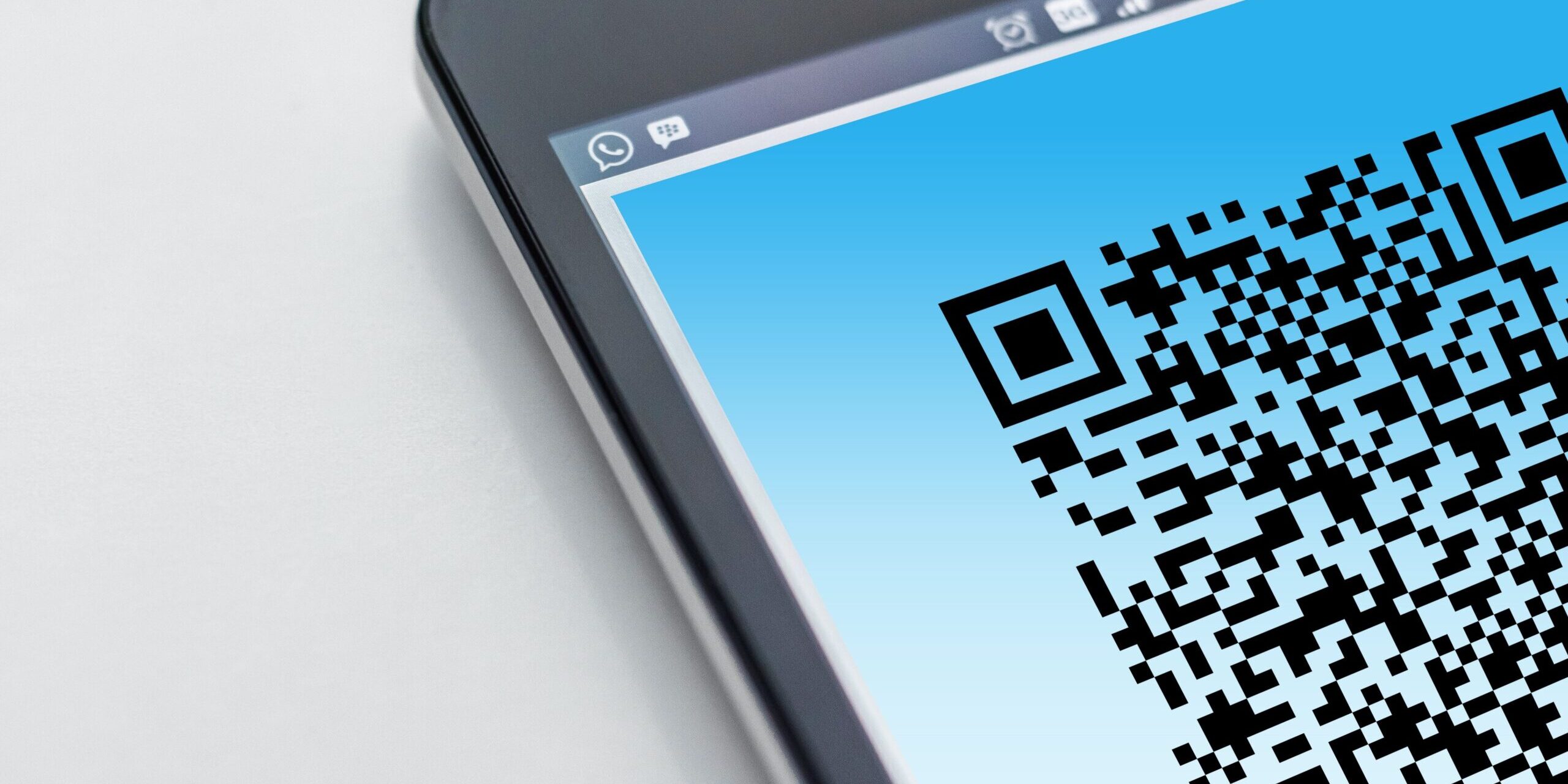 Free High-resolution close-up of a smartphone displaying a QR code on its screen. Stock Photo